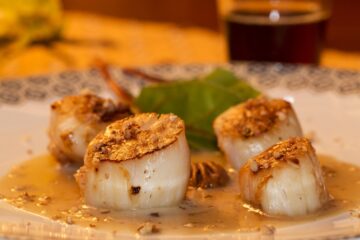 St Jacques flambées au pastis avec sa fondu de poireaux gratinées